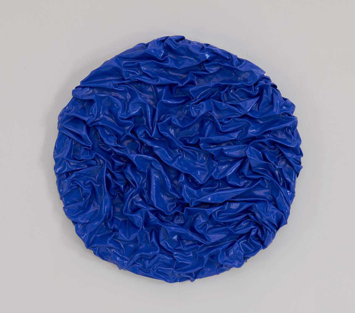 Abstrakte Kunst skulptural von Sam Bergwein in Blau